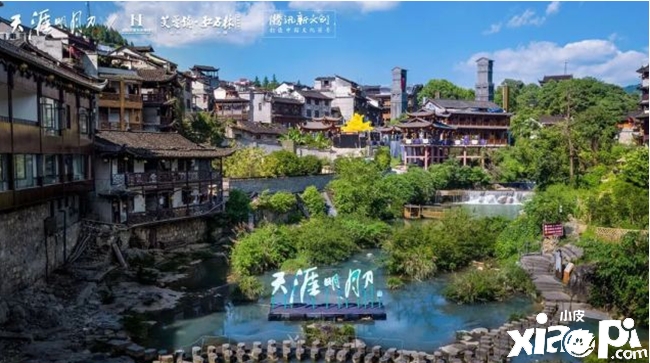 旅游博主在青城山学猴哥打卡